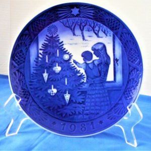 Admiring the Christmas Tree 1981, Royal Copenhagen 10/10 cond
